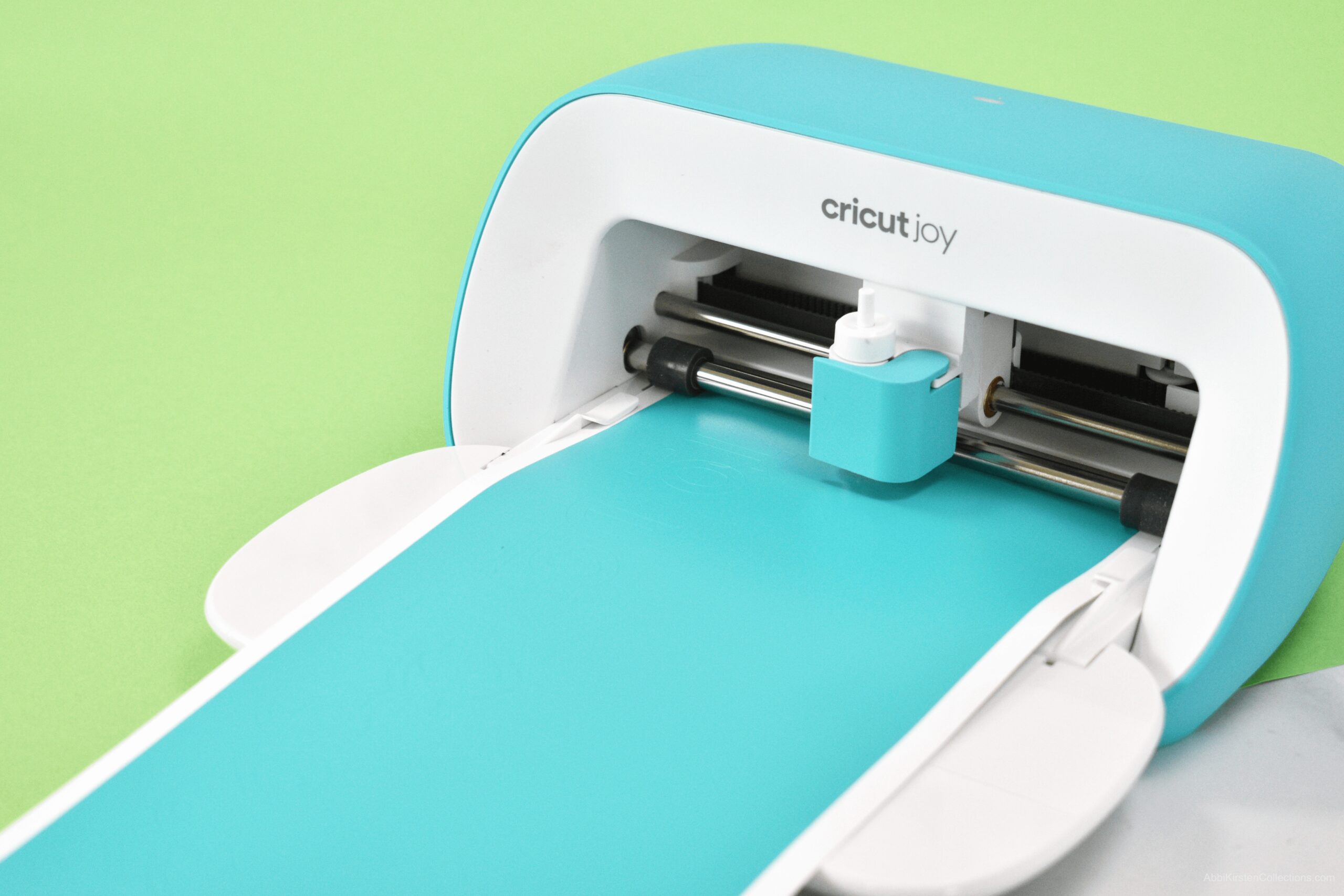 What is the Cricut Joy & what materials does it cut? Full material list  inside!
